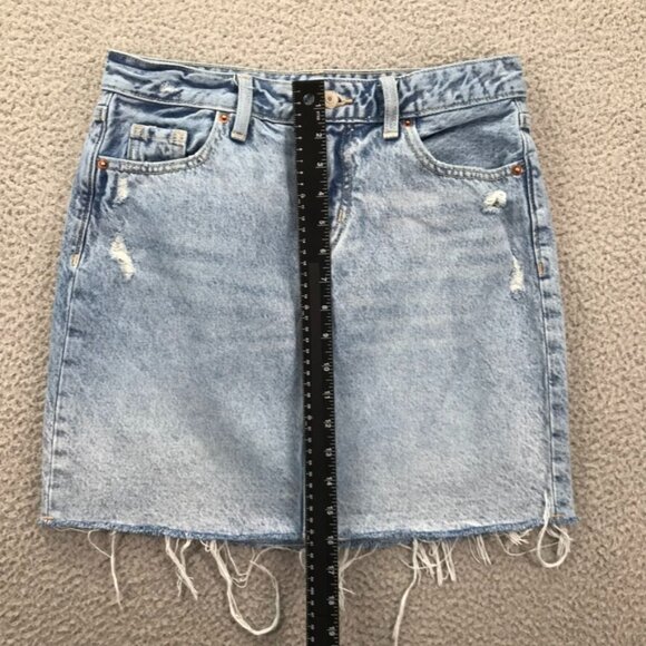 OLD NAVY Womens Size 2 Mid Rise Light Distressed Denim Cut Off Mini Jean Skirt - Picture 11 of 12